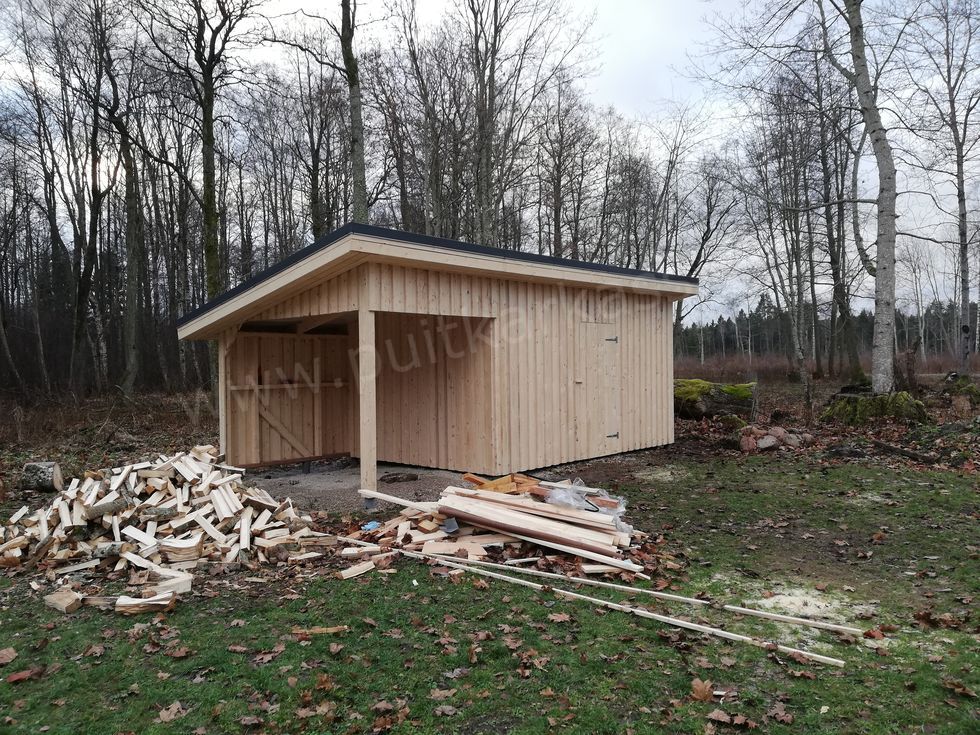 aiakuur-varjualusega